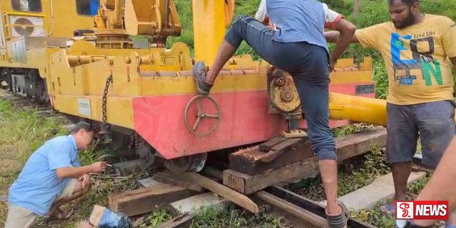 උඩරට දුම්රිය මාර්ගයේ ගමනාගමන කටයුතු පැය 4ක් ඇනහිටියි