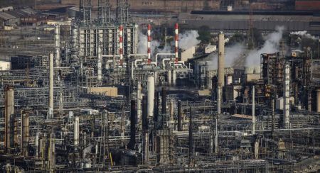 අමෙරිකාවේ දැවැන්ත තෙල් පිරිපහදුවක ගින්නක් !