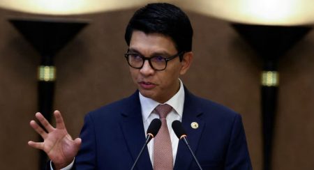 තවත් ජනාධිපතිවරයෙක් රටින් පලා යයි !