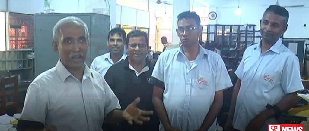 තැපැල්දිනයදා තැපැල් සේවකයින් කළුපටි විරෝධතාවයක