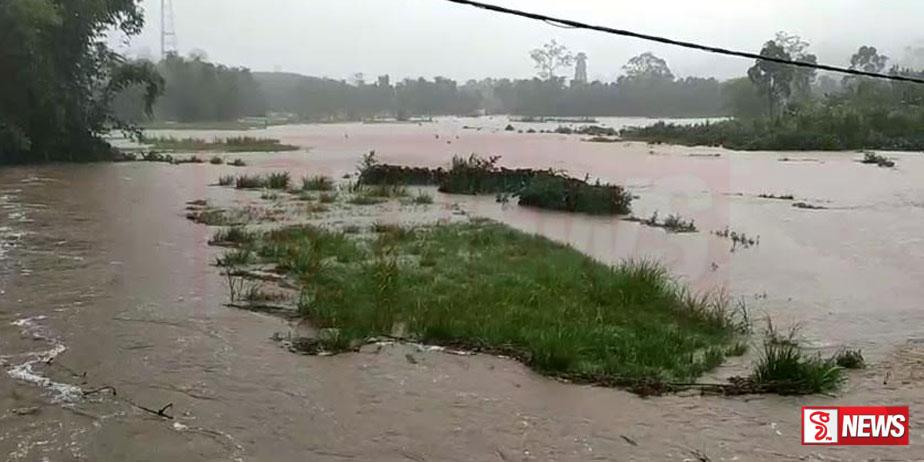 PHOTO: කෙසෙල්ගමු ඔය පිටාර ගලයි