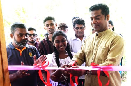 දිළිඳු පවුල් සඳහා ඉදිකළ නව නිවාස ප්රතිලාභීන් වෙත