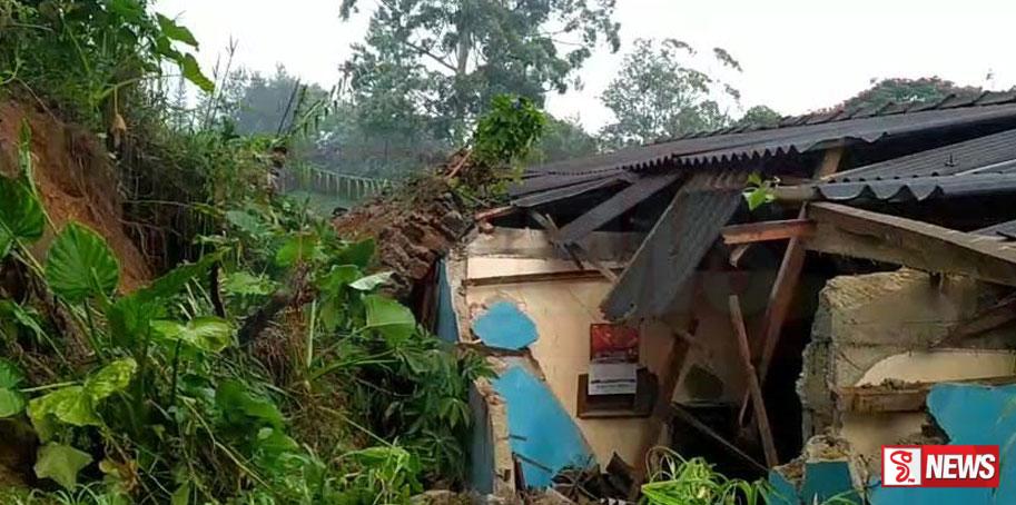 නිවසක් මතට පැති බැම්මක් කඩා වැටීමෙන් නිවසට දැඩි අලාභ