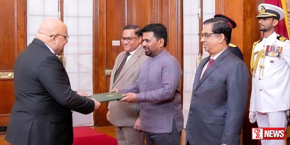 තානාපතිවරුන් සහ මහකොමසාරිස්වරුන් ජනපති වෙත අක්තපත්ර ලබා දෙයි.