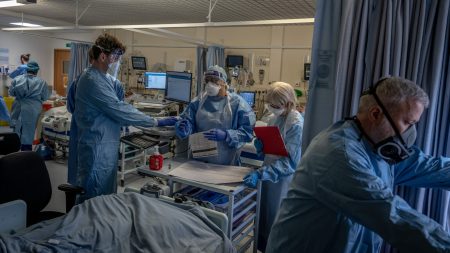 එංගලන්ත දුම්රියක පිහි ඇනුමකින් පුද්ගලයින් 10 දෙනෙකු රෝහල් ගත කෙරේ