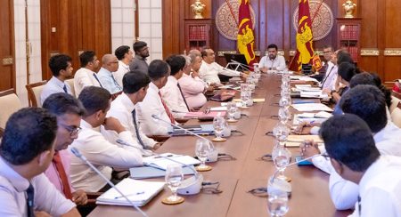 මාර්ග සංවර්ධන අධිකාරියේ ඉංජිනේරුවන් සහ ජනපති අතර සාකච්චාවක්