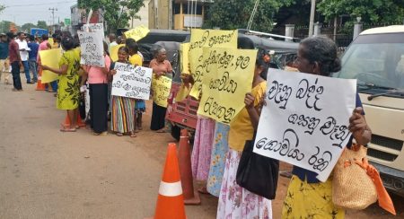 ලොකු ලූණු ගොවීන් මහ පාරට