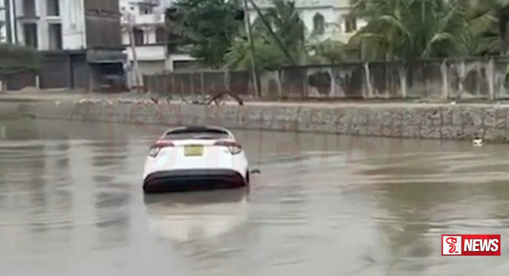 එකම පවුලේ තිදෙනකු සමඟ මෝටර් රථයක් රුදුරු ජල පහරට හසුවී ගසාගෙන යයි -VIDEO