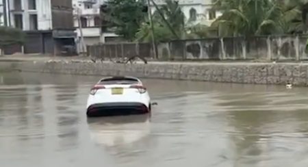 එකම පවුලේ තිදෙනකු සමඟ මෝටර් රථයක් රුදුරු ජල පහරට හසුවී ගසාගෙන යයි -VIDEO