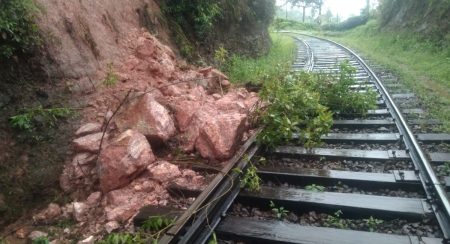 උඩරට දුම්රිය මාර්ගයේ ධාවන කටයුතු සීමා කෙරේ.