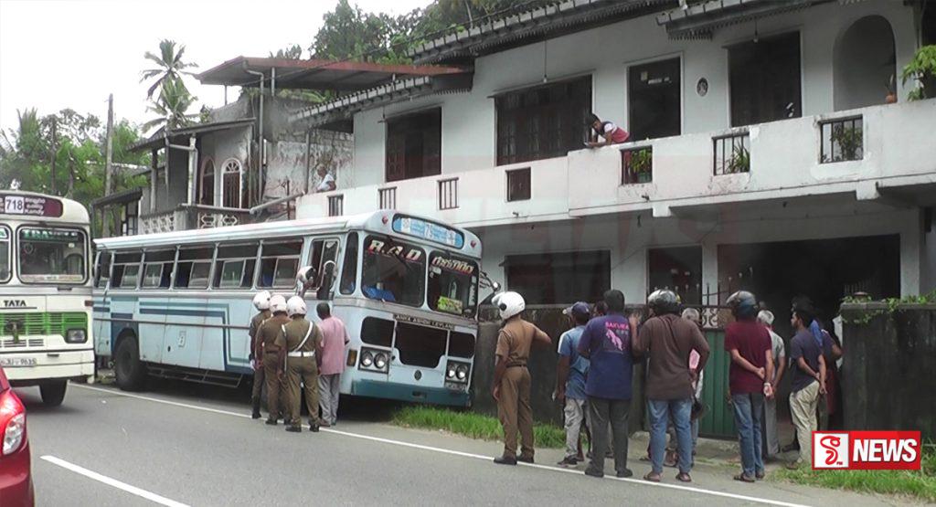 රිය අනතුරකින් කාන්තාවක් ජිවිතක්ෂයට