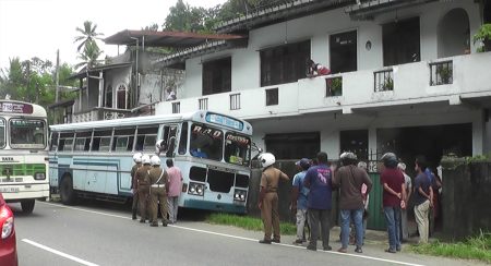 රිය අනතුරකින් කාන්තාවක් ජිවිතක්ෂයට