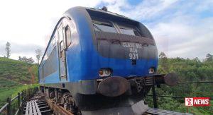 බාධා මැද දුම්රිය ධාවනය කරයි