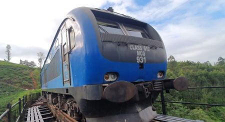 බාධා මැද දුම්රිය ධාවනය කරයි