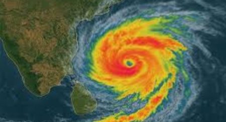 දිට්වා සුලි කුණාටුව ඉදිරි පැය කිහිපයේදී ඉන්දියාවට- හෙට සිට වැසි තත්ත්වයේ අඩුවක්