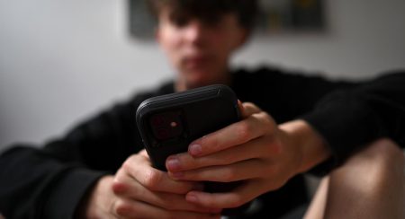 ඩෙන්මාකයේ ළමුන්ට සමාජ මාධ්ය තහනමක්