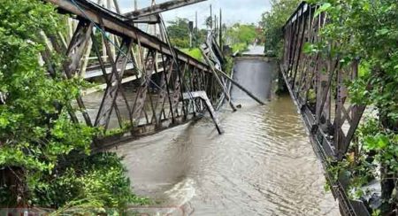 බෙන්තර පැරණි පාලම කඩා වැටෙයි