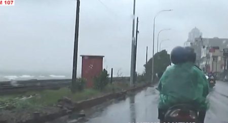 කොළඹ අවට මුහුද රළු වෙයි.. ජීවිතේට දැකලා නෑ මෙහෙම සිද්ධියක් – VIDEO