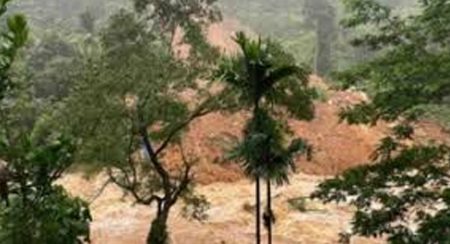 රම්බඩගම ගම්මානය මැද කොටස සම්පූර්ණයෙන්ම නායයයි