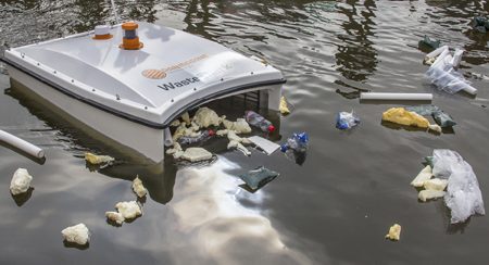 ජලය මත පාවෙන අපද්රව්ය එකතු කිරීමට රොබෝ යන්ත්රයක්