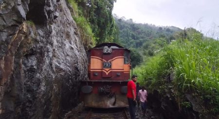 උඩරට දුම්රිය මාර්ගයේ ධාවන කටයුතු සීමා කෙරෙයි