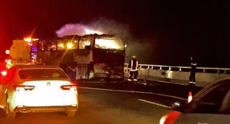 මක්කම වන්දනාවේ ගිය බස් රථයක් අනතුරට ලක්වී 42 ක් මරුට