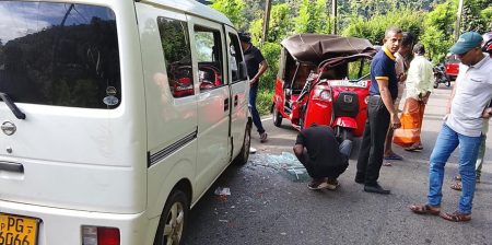 ත්රීරෝද – වෑන් අනතුරෙන් ත්රීරෝද රථ රියදුරු මරුට