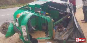 ත්රීරෝද රථ අනතුරෙන් එක පවුලේ පහක් රෝහලට