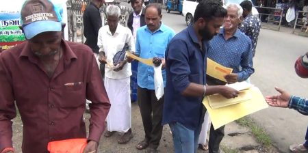 ඉඩම් සහ නිවාස අයිතිය ඉල්ලා හැටන් නගරයේ අත්පත්රිකා බෙදයි