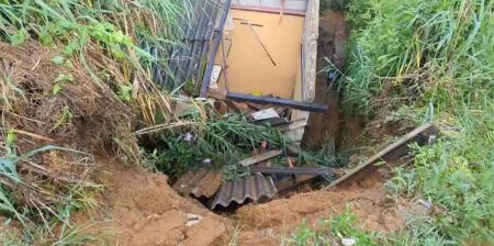 නිවසක් මතට පස් කන්දක් කඩාවැටී නිවසට දැඩි හානි