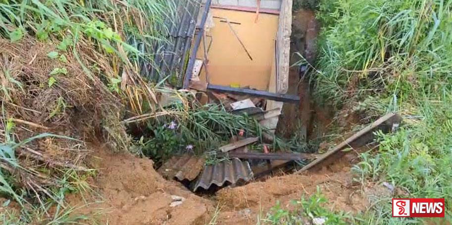 නිවසක් මතට පස් කන්දක් කඩාවැටී නිවසට දැඩි හානි