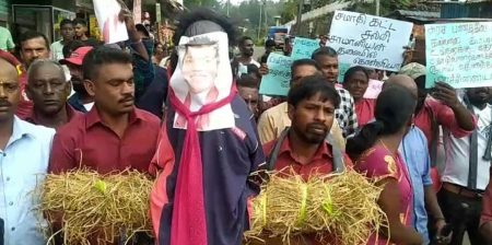 වැටුප් වැඩිවීමට එරෙහිවූවන්ට එරෙහිව වතු කම්කරුවන් පාරට බසියි