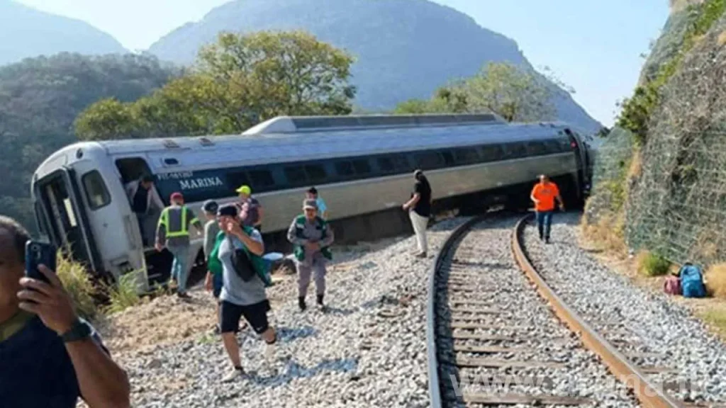 මෙක්සිකෝවේ දැවැන්ත දුම්රිය අනතුරක්