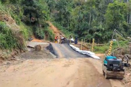 නාවලපිටිය – මහනුවර ප්රධාන මාර්ගය යළි විවෘත කෙරේ දිට්වා සුලි කුණාටුවෙන් නායයෑමට ලක් වූ නාවලපිටිය – මහනුවර ප්රධාන මාර්ගය දින 18 කට පසු ගමනා ගමනය සඳහා අද යළි විවෘත කෙරුණා. මාර්ගයට ඉහලින් ඇති පස්කන්ද නායයාමේ අවදානමක පවතින බැවින් ඒ සඳහා ස්ථිර විසදුම් ලබා දෙනතුරු ගමනාගමනයට හැකිවන අයුරින් ආරක්ෂිතව මාර්ගය නිර්මාණය කර තිබෙනවා. මෙම ස්ථානයේ කටයුතු අවසන් වනතුරු සුපරීක්ෂාකාරී ලෙස මාර්ගයේ රිය ධාවනය කරවන ලෙසයි මාර්ග සංවර්ධන අධිකාරිය රියදුරන්ගෙන් ඉල්ලා සිටින්නේ.