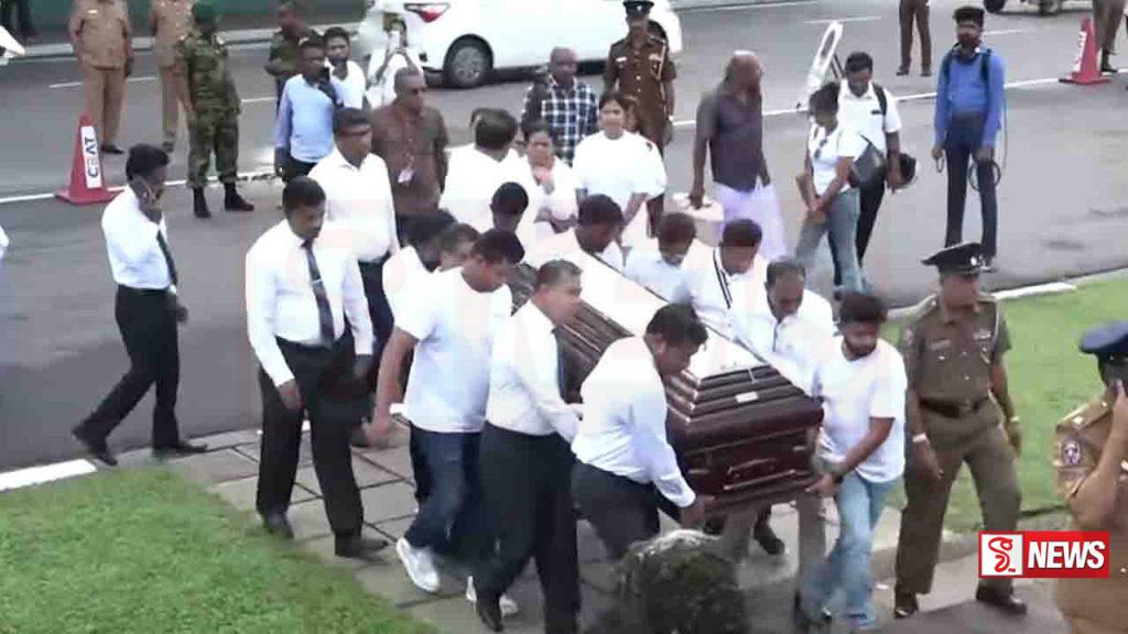 කලාශුරි ලතා වල්පොල මහත්මියගේ දේහය නිදහස් චතුරස්රයට රැගෙන එයි