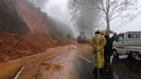 හැටන් – කොළඹ මාර්ගයට කඩා වැටුණු පස් කදු ඉවත් කෙරේ