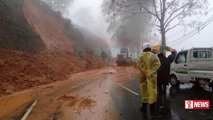 හැටන් – කොළඹ මාර්ගයට කඩා වැටුණු පස් කදු ඉවත් කෙරේ