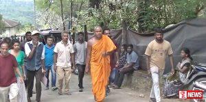 අවතැන්වූවන් පිරිසක් කොත්මලේ ප්රාදේශීය ලේකම් කාර්යාලය වටලයි