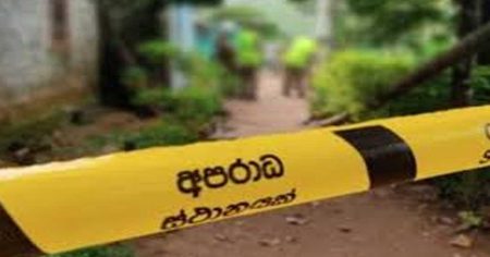 ආයුධයකින් පහරදී කාන්තාවක් ඝාතනය කරයි