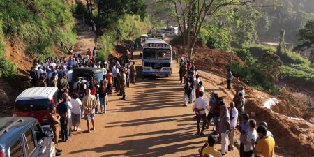 දවස් 18කට පසු නාවලපිටිය මහනුවර මාර්ගය රථ වාහන ධාවනය විවෘත කෙරේ