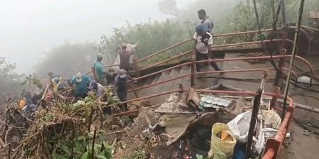 හැටන් ශ්රීපාද මාර්ගයේ ඇහැළ කණුව අසල පස් කන්ද ඉවත් කෙරේ