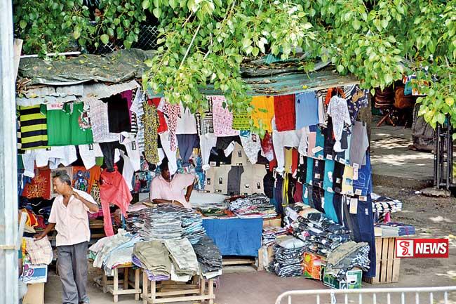 මහනුවර අනවසර පදික වෙළෙඳුන් ඉවත් කෙරේ