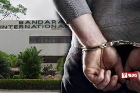 දුම්වැටි තොගයක් සමග ඉන්දීය ජාතිකයෙකු අත්අඩංගුවට