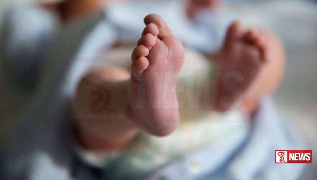 පියාගේ ඇකයේ සිටි සිඟිත්තිය බිමට වැටී මරුට