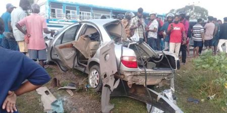 බස් රථයක් සහ කාර් රථයක් මුහුණට මුහුණ ගැටෙයි – සිව්දෙනෙකු ජීවිතක්ෂයට