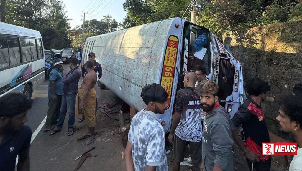 හල්දුම්මුල්ලේදී බසයක් පෙරළෙයි – රියදුරු මරුට