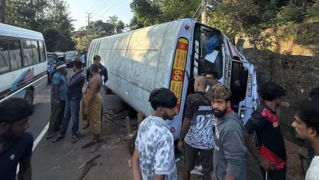 හල්දුම්මුල්ලේදී බසයක් පෙරළෙයි – රියදුරු මරුට