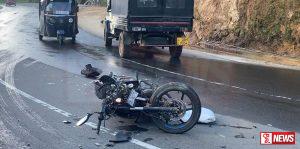 ලොරි යතුරුපැදි අනතුරෙන් යතුරුපැදිකරුට බරපතලයි