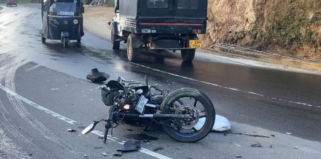 ලොරි යතුරුපැදි අනතුරෙන් යතුරුපැදිකරුට බරපතලයි