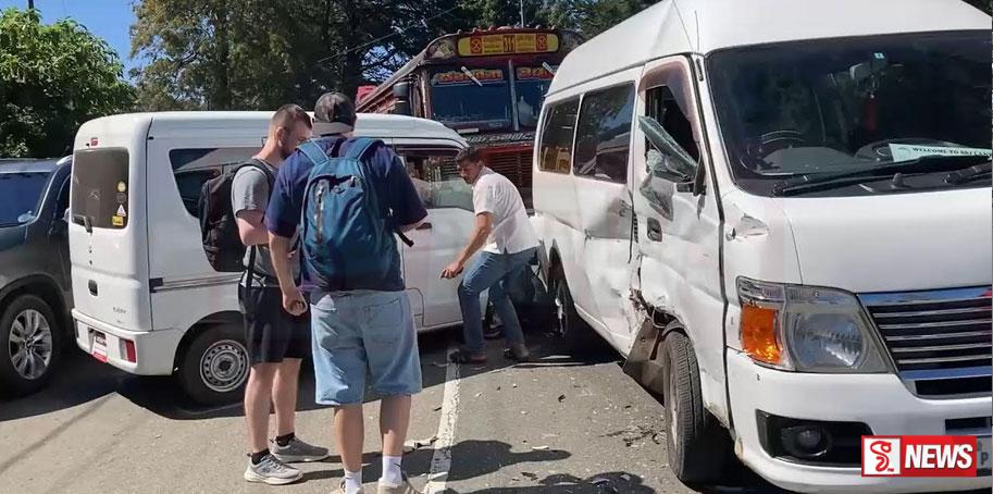 විදේශිකයන් පිරිසක් ගමන්ගත් වාහනයක් අනතුරට ලක්වෙයි